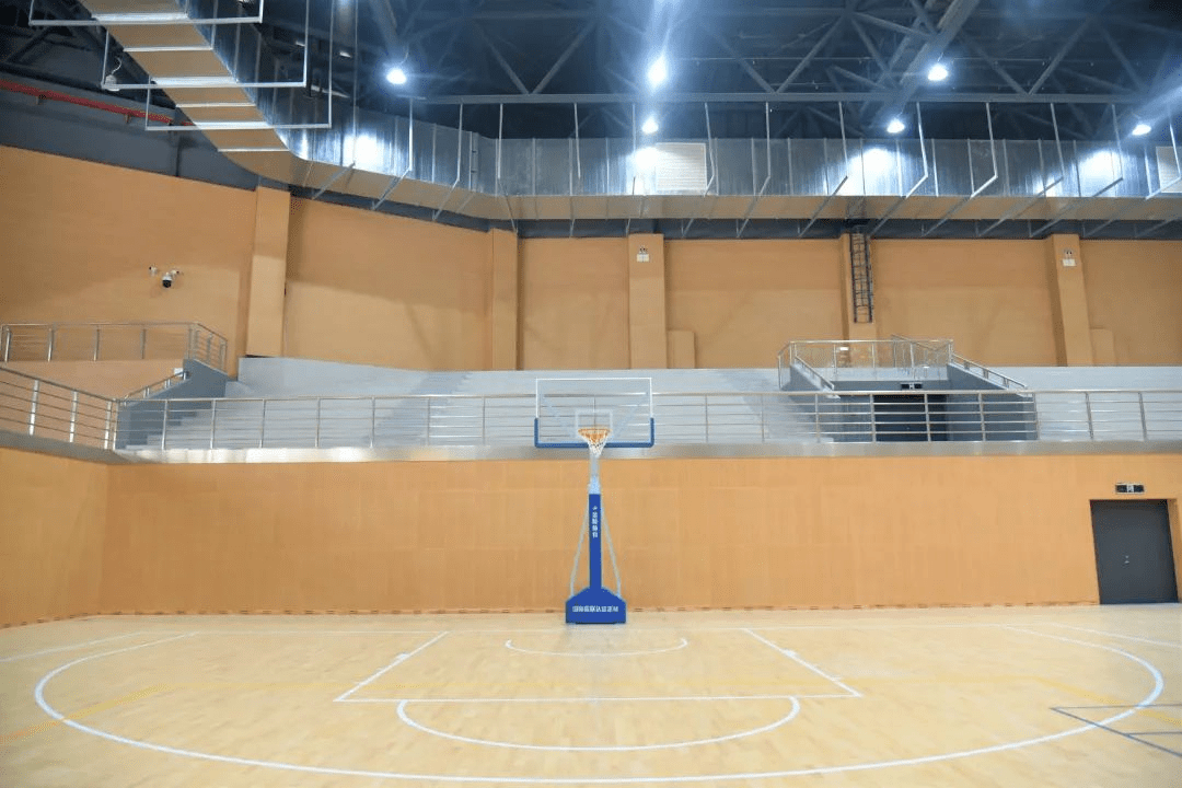 馆内设计简约大气,按照篮球赛事国际标准设计建设,地板两端中央都装有