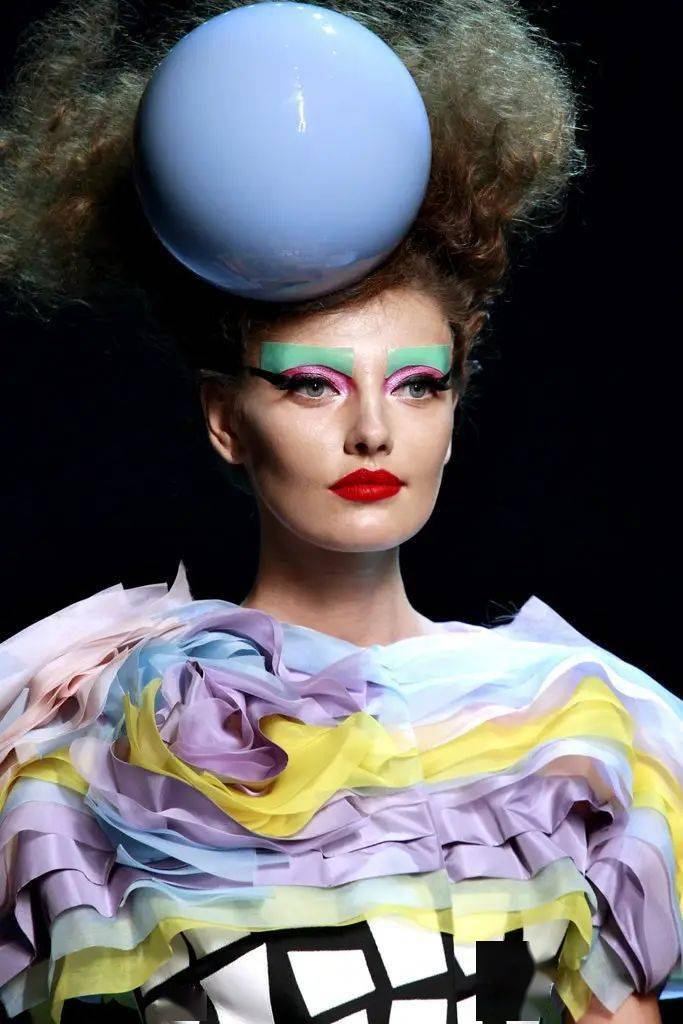 从bellajisoo都爱的波纹镜聊聊当下最火的孟菲斯风格