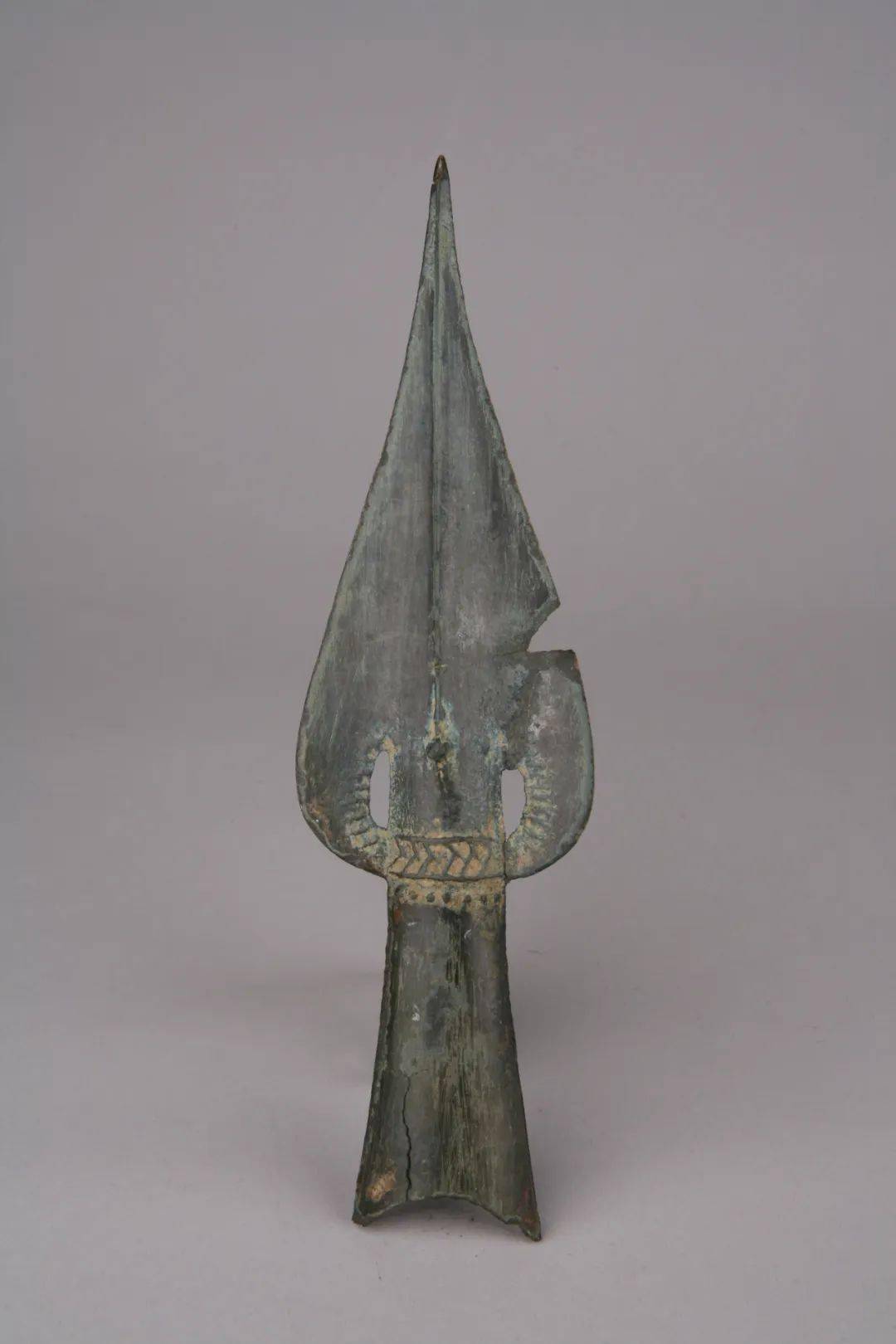 看古今国家二级文物战国乳钉人字纹尖叶型铜矛