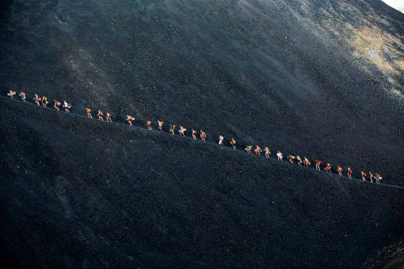 游客|组图：火山滑板，高速冲过温热的火山灰，世界上最酷的运动