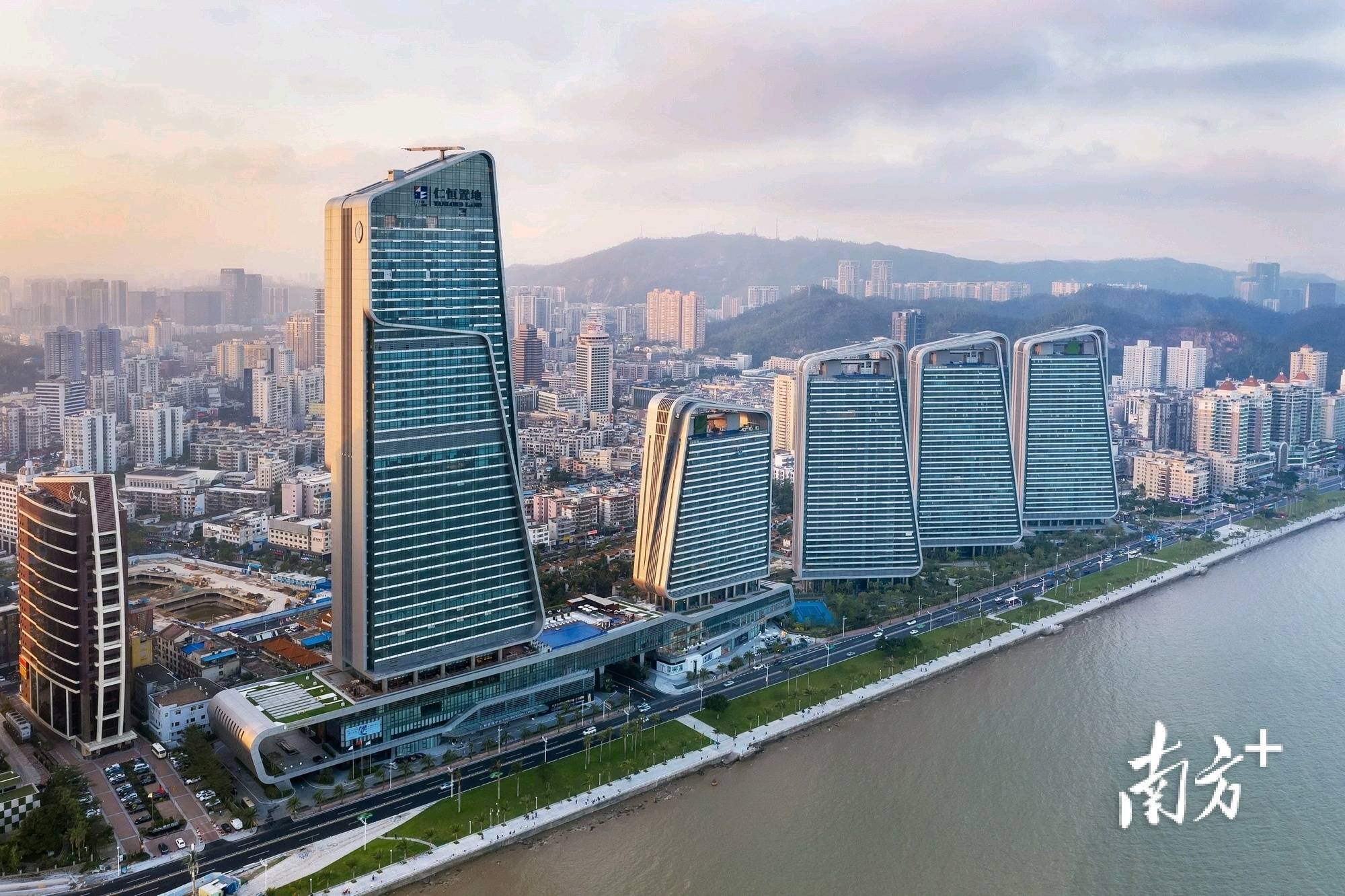 眼帘的城市地标之一,是沿着海边一字排开的几座建筑——仁恒滨海中心