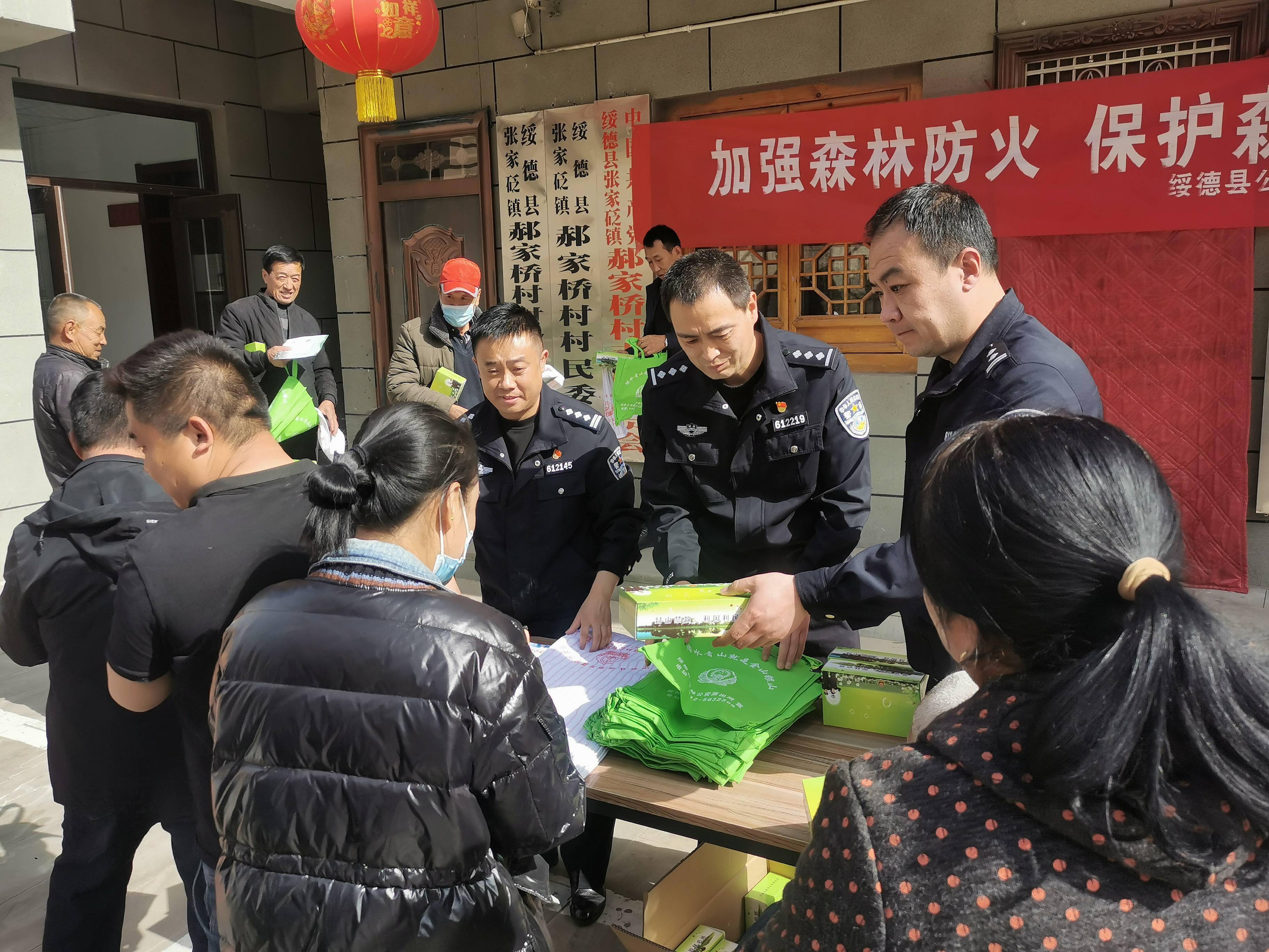 绥德公安森林派出所开展森林防火宣传四进活动