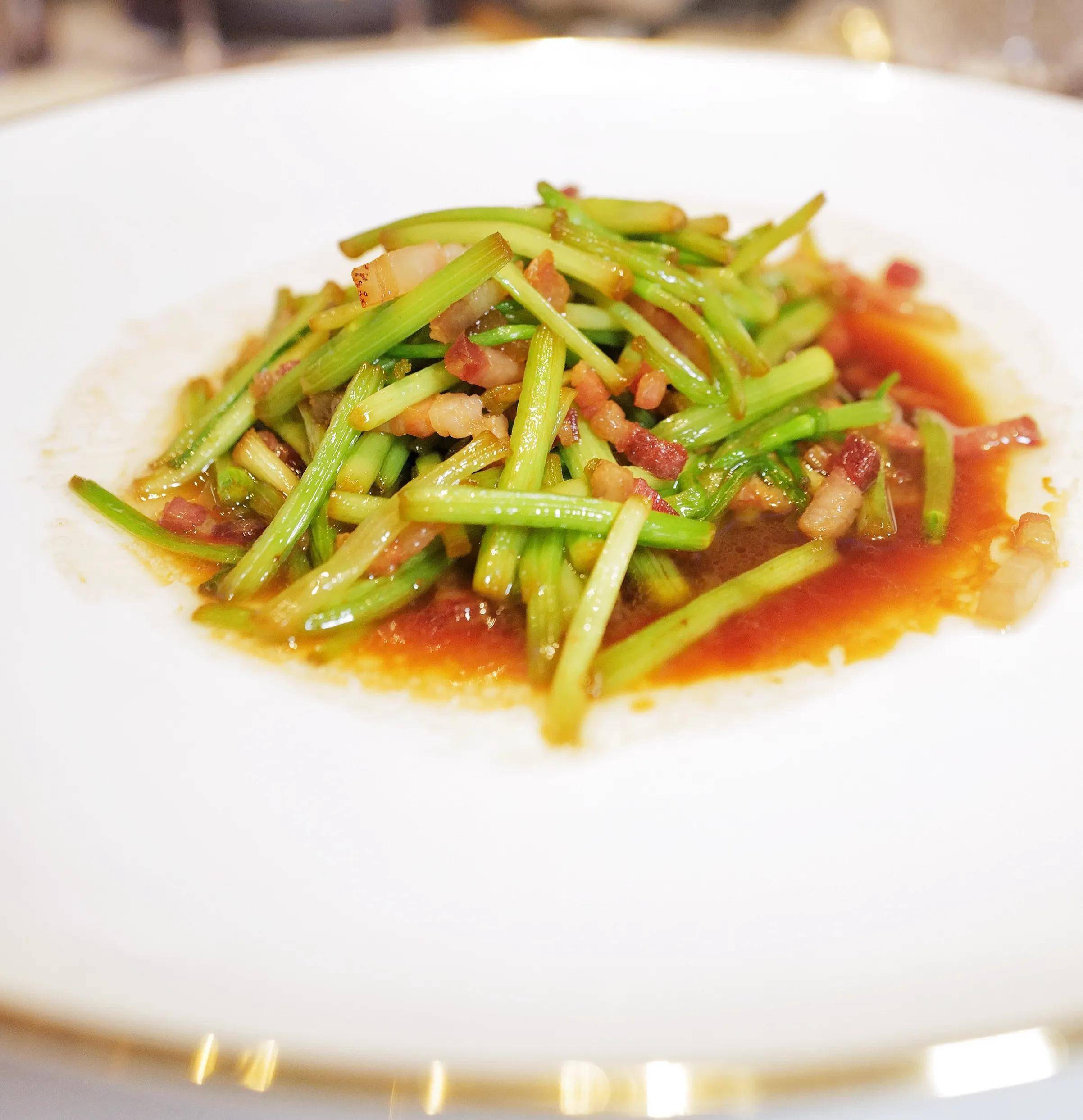 咸肉炒水芹鸡汤小馄饨