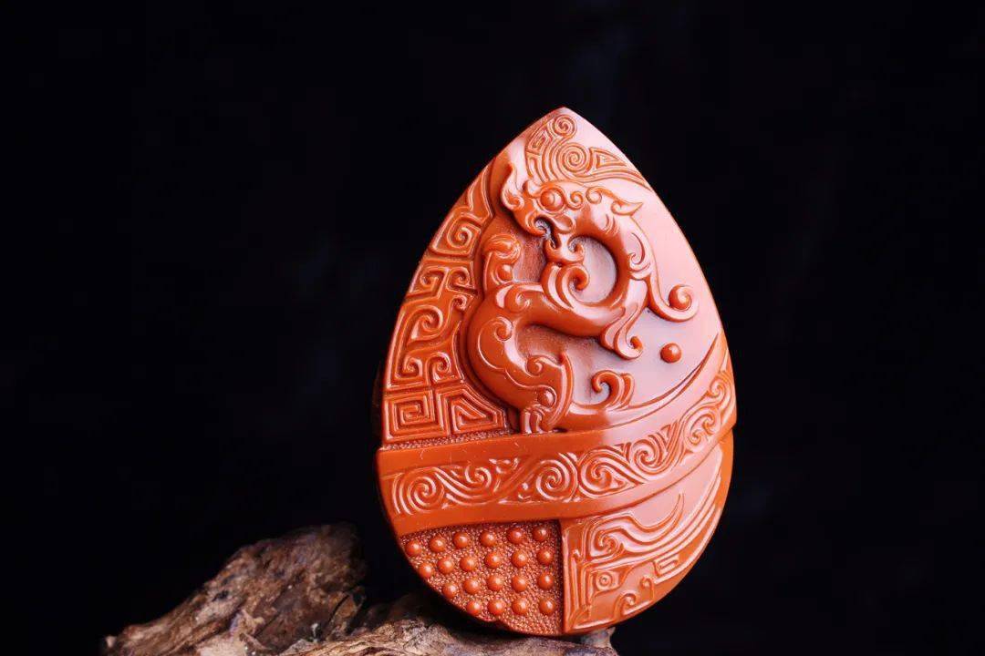 一件优质的仿古玉雕作品,根据其材质的特性,以及原料造型的特点,更多