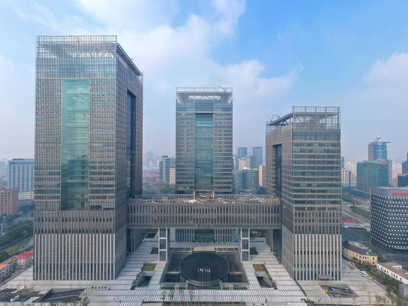 此前后,中国外汇交易中心,上期所,中金所等金融市场的行情都开始跳跃