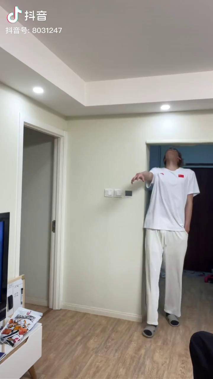 要不要来家里做会甩头变装身高198