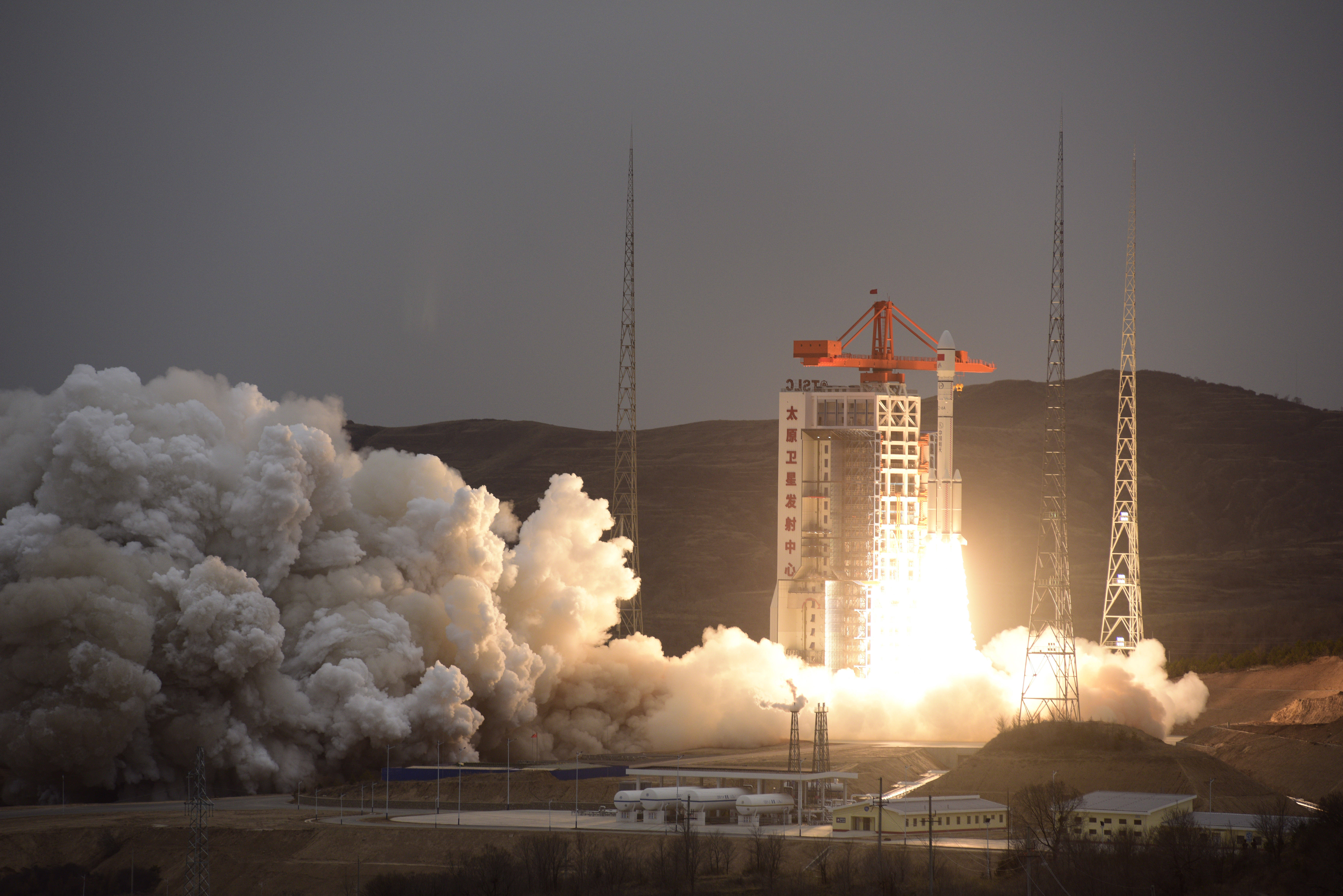 我国首型固体捆绑运载火箭长征六号改首飞成功搭载发射两颗卫星