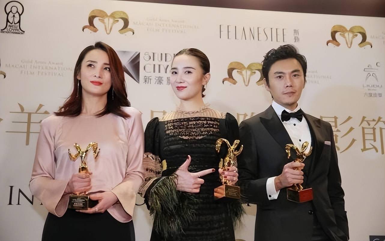 宋佳蒋勤勤同框看出已婚未婚的差别穿衣风格差挺多但都挺大气