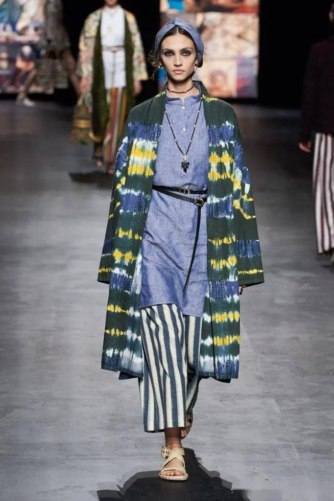 穿上扎染成为那道迷人的风景