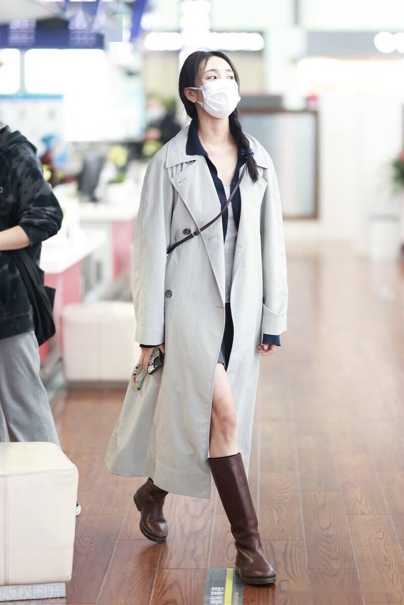 王紫璇现身成都机场顽皮精灵太美了