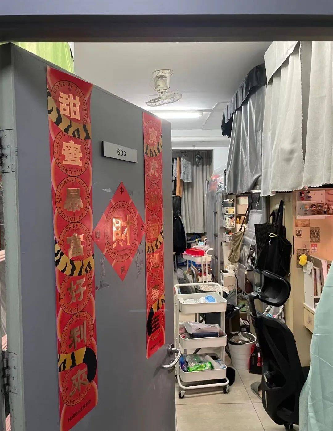 闭环外我们呆在寝室第一次觉得宿舍楼那么空荡刚放假的时候会emo 几