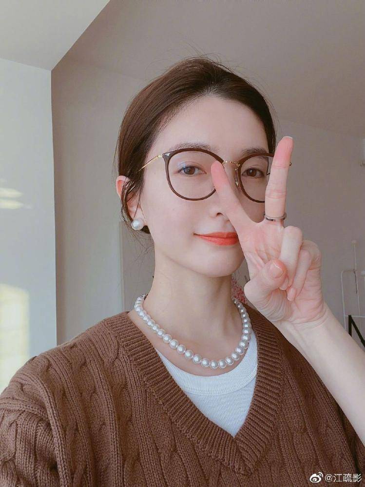 江疏影晒18张自拍自信展示素颜怼脸照