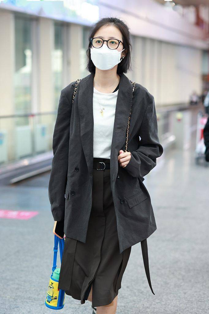 周雨彤穿深灰色oversize西服半身裙又美又飒