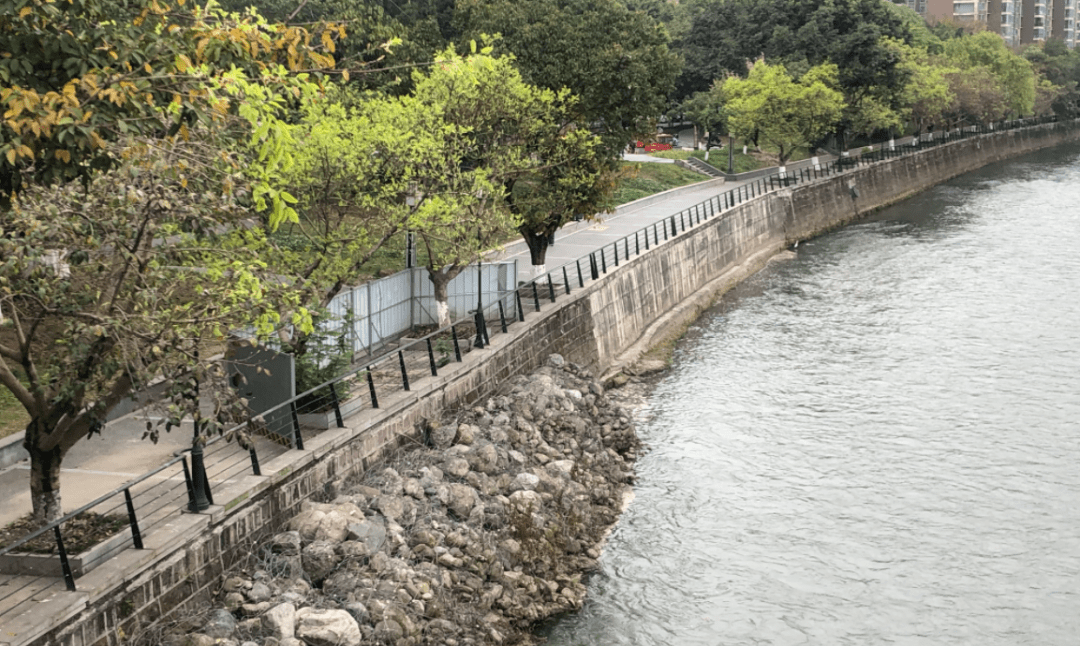 民情12345一围两年河堤有隐患为何只打围不整治