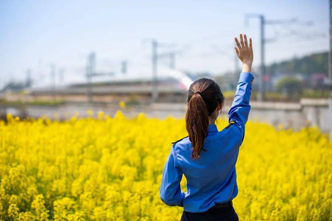 車站的花很美 但更美的是……_吉水_生活_旅客