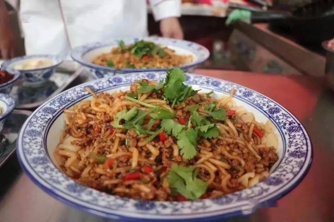 喜欢吃老炒的临夏人,就算在夏日大汗淋漓,也依然迷恋老炒的浓香,一瓣