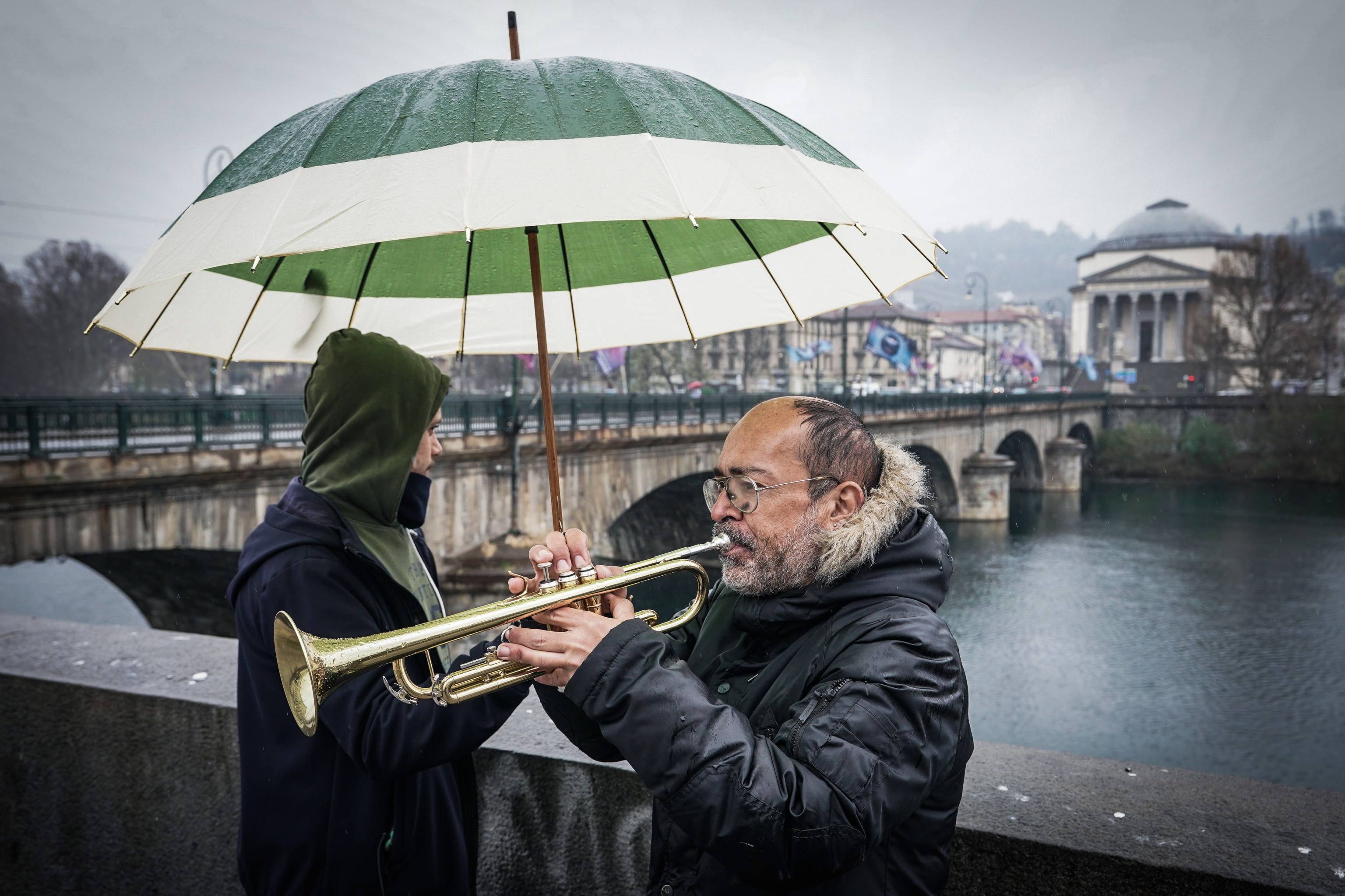 新华社/欧新3月30日,在意大利都灵,行人打伞冒雨出行.