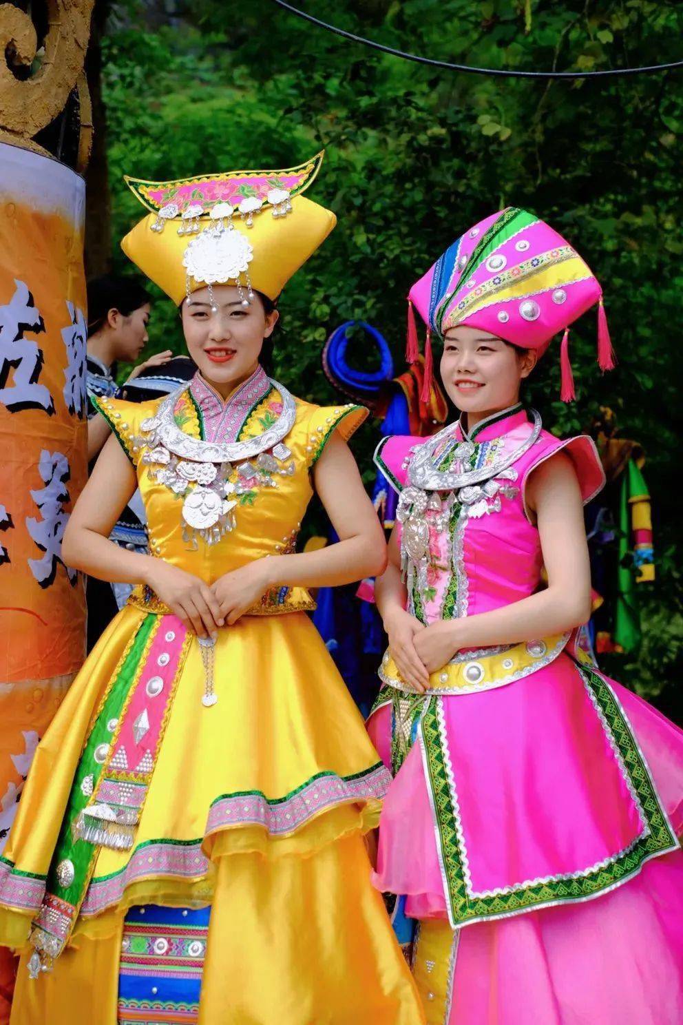 壮乡人民最是热情,为迎接客人,壮乡人手挂绣球,高声欢唱壮族"迎客歌"