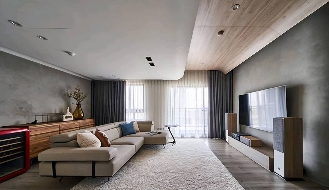 而我们说的吊顶,是通过一层"假天花",将顶面相关设备,比如空调,检修口