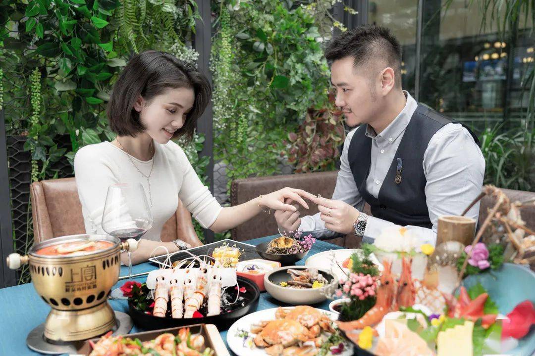 就被扑面而来的品质气息席卷黑金风格,低调中掩不住的奢华商务聚餐