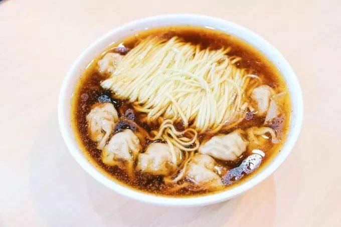 好像除了扬州,在别的城市很难找到虾籽饺面,灵魂是一碗虾籽汤,以蒜蓉