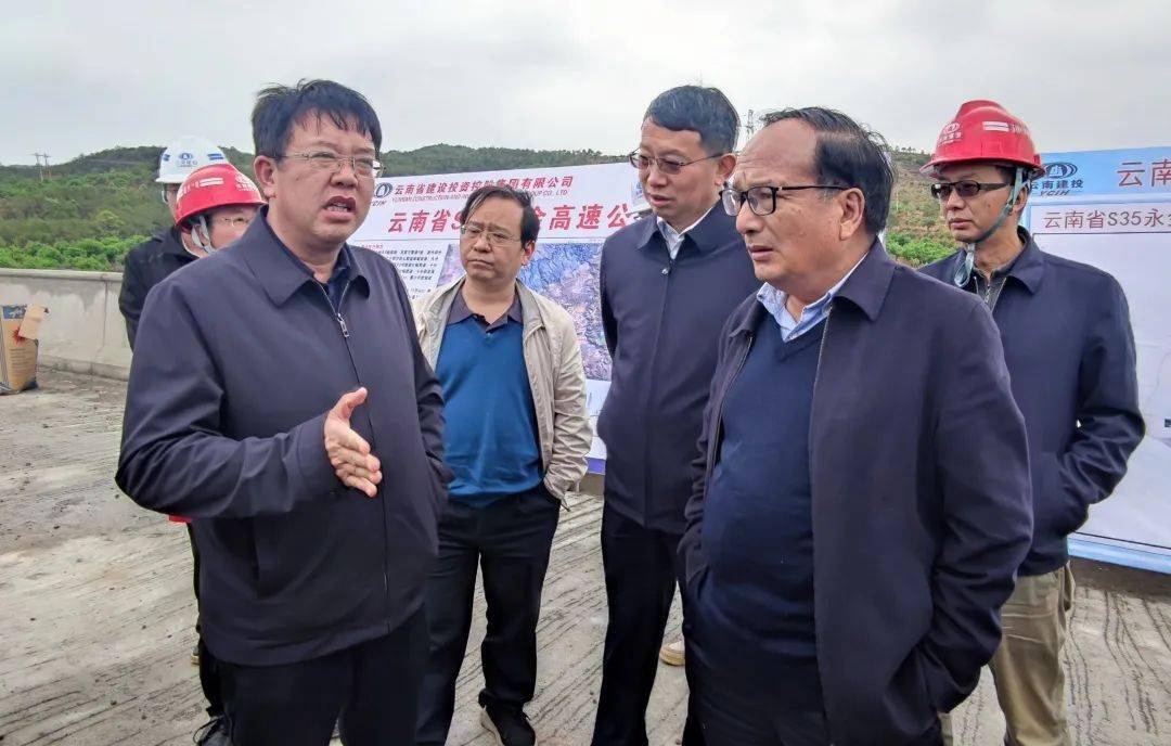4月1日,云南省交通运输厅厅长,党组书记马文亮到永大高速项目进行现场