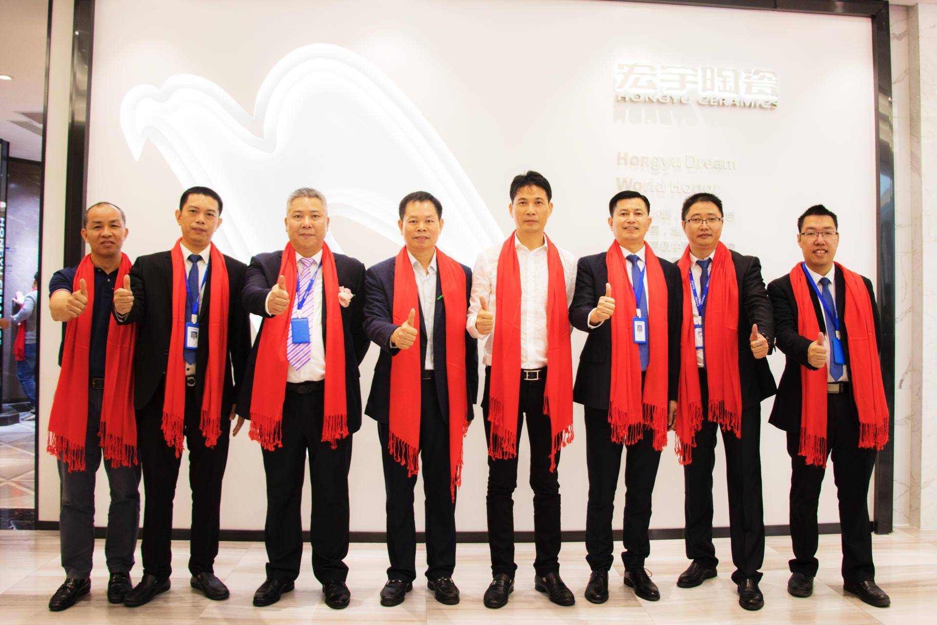 亿万富豪的成功竟靠一块砖头_梁桐灿_宏宇_集团