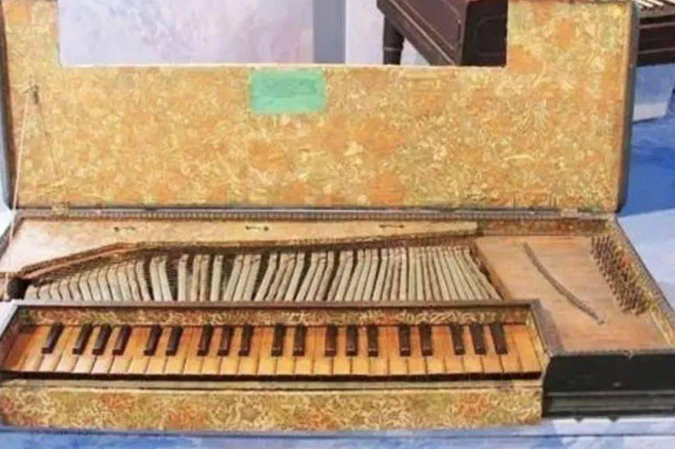 如果不是当皇帝他可能搞音乐了中国第一个弹钢琴的人