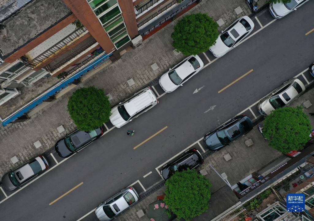 重庆璧山:缓解老旧小区"停车难"问题_王全超_便民利民_无人机