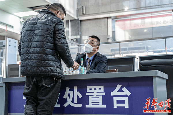 長沙車務段溫馨提醒:清明期間出行要注意做好自我防護,帶好口罩有序