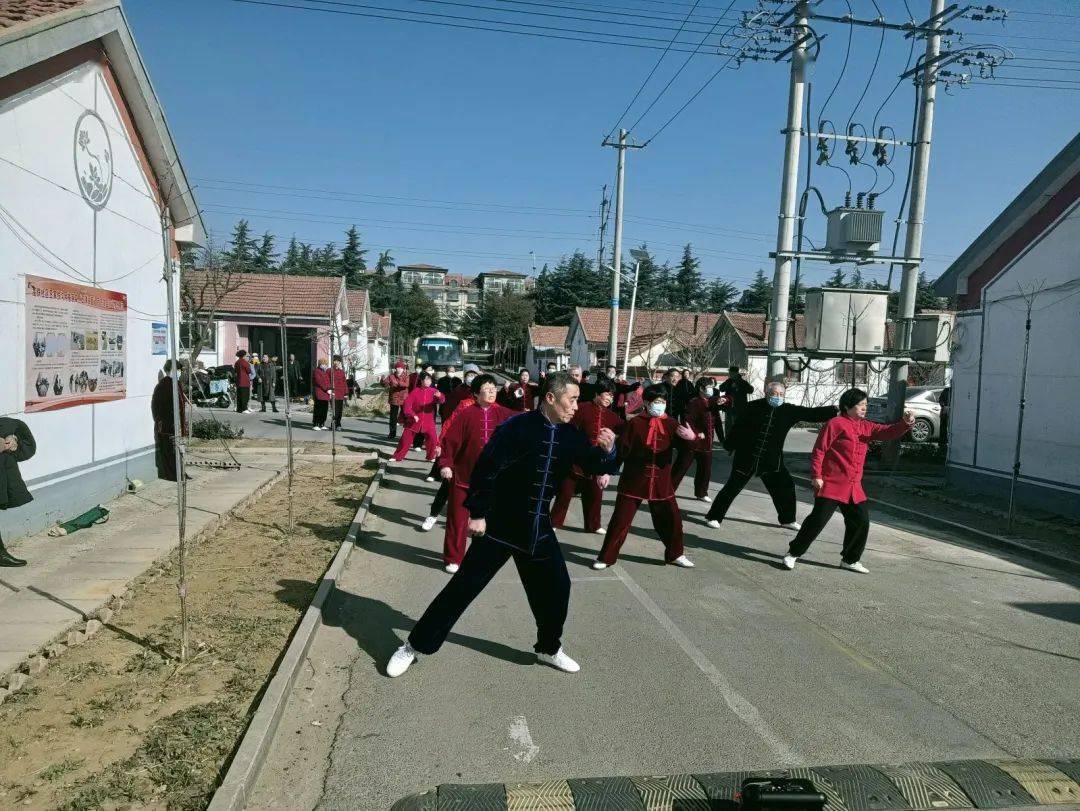 活動開始後,二十多位表演者隨著音樂緩緩起勢,左右野馬分鬃,白鶴亮翅