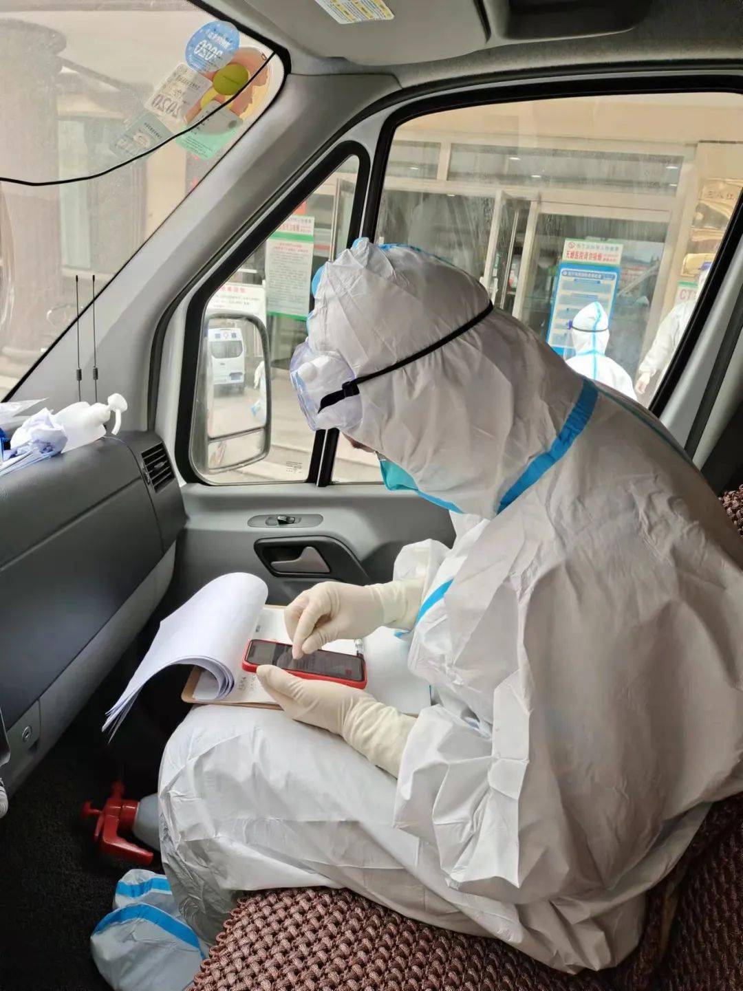 时代青年堪当重任转运专班一组急救护士尹佳乐事迹