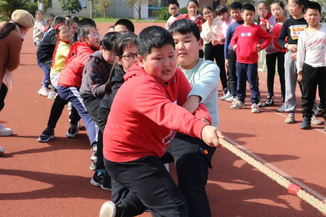 上虞区滨江小学举行拔河比赛