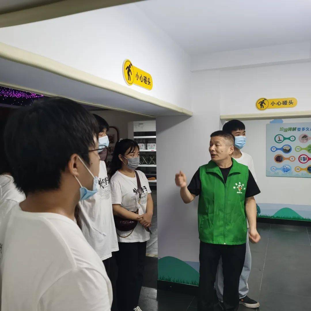 冯志高,是一名退伍军人,也是上城区一名"桶长",谁家分类工作做得好,谁