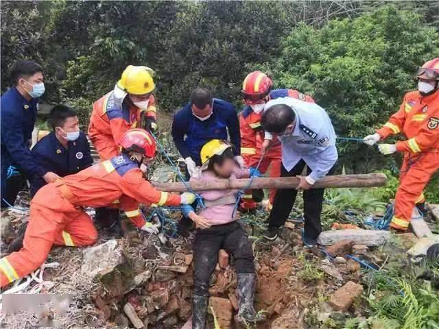 陽江一70歲老人跌落7米深枯井十分危急