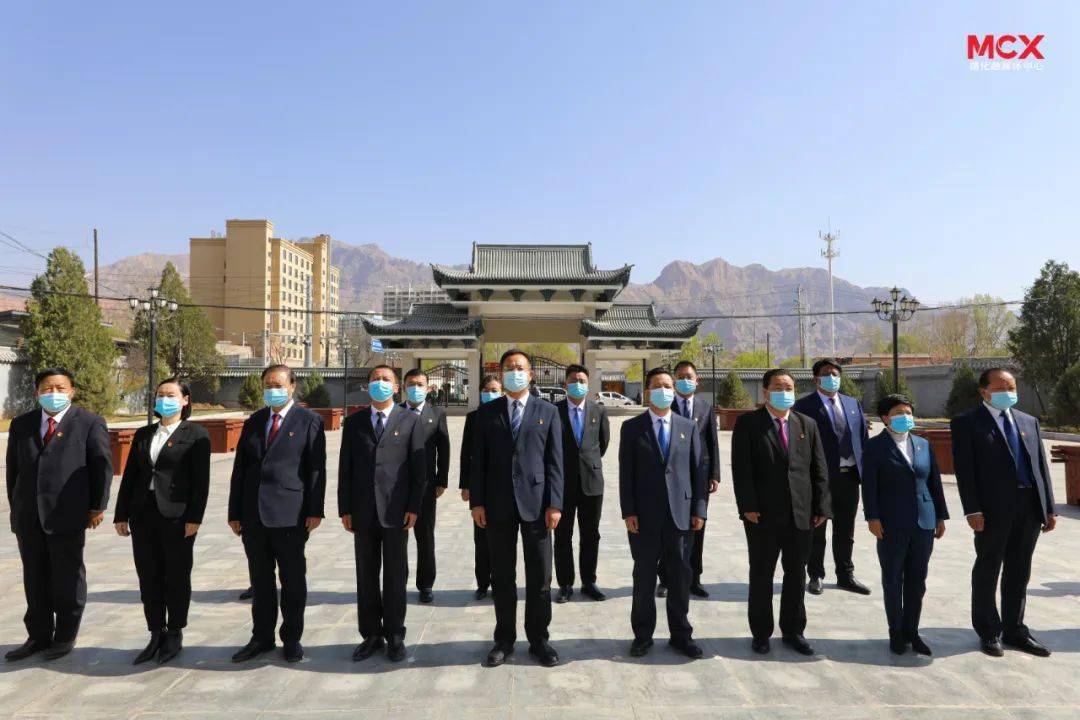 循化县举行清明节祭扫革命烈士墓活动