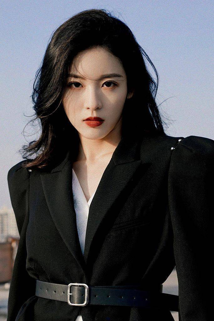 孙芮西装写真帅气冷御将亮相开播情景喜剧塑造多变角色