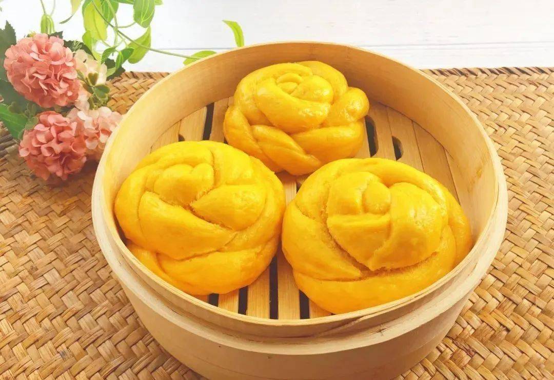 南瓜花卷 当早餐 很营养 赶快学起来吧 一端 面团 酵母