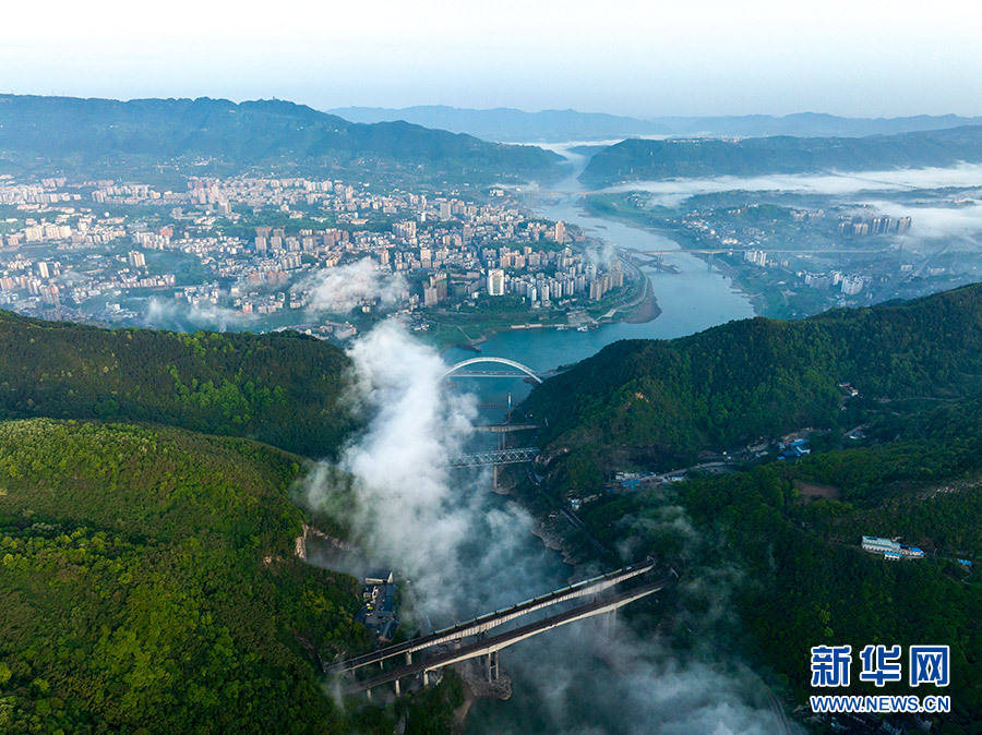 重庆：八桥叠翠嘉陵江 景观台赏云瀑景