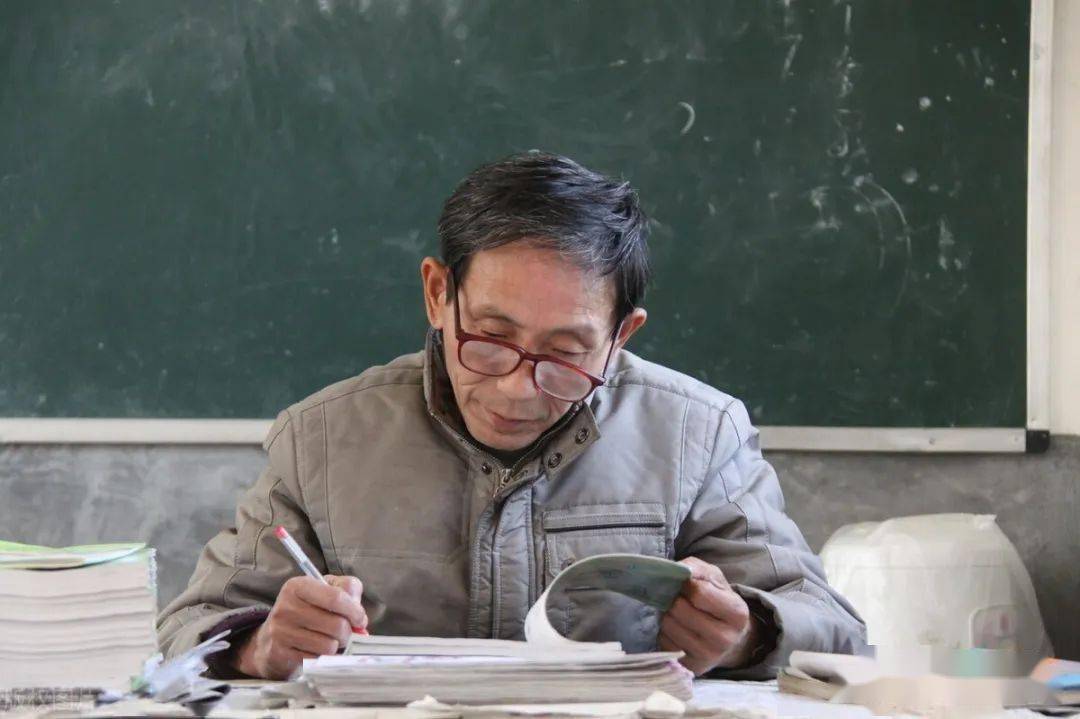 我们上学的年代,是70年代初,学校是在一片墓地平整出来的地方,全校全