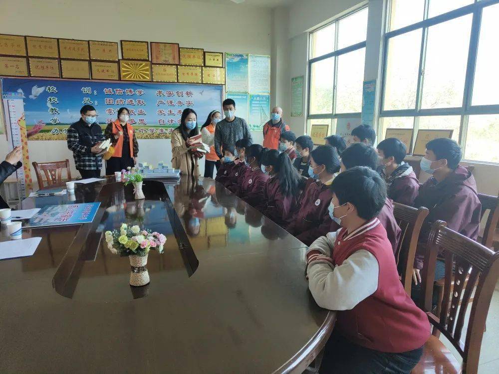 点赞他们为华林中学13位困境学生各提供100餐爱心午餐