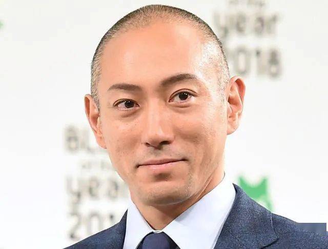 市川海老藏在妻子去世后密会多名女性,被爆料视妻为奴.