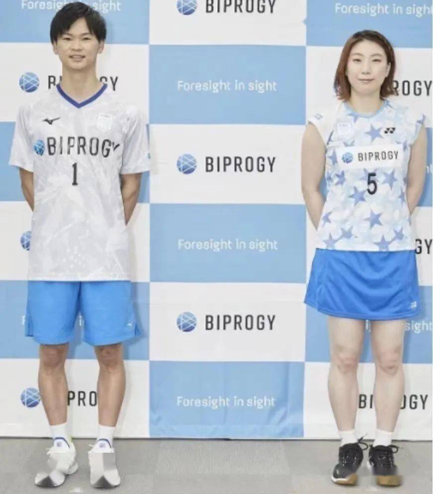 混合双打选手东野有纱(25岁)和渡边勇大(24岁)被颁发了正奖盾牌和奖金