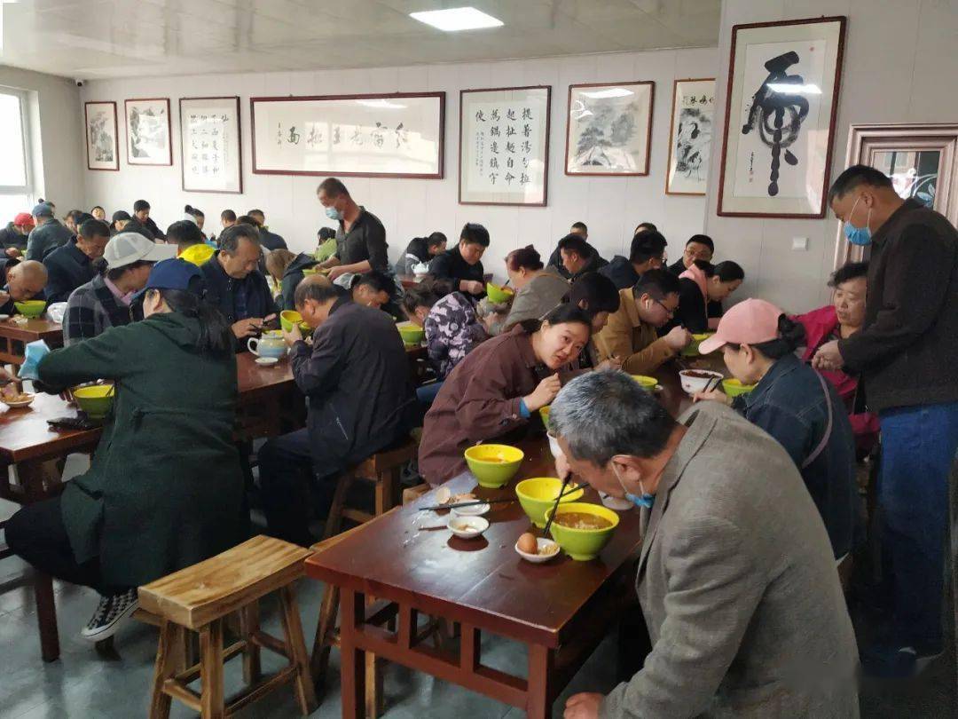 銀川最魔性的紅雷老王清湯牛肉麵今天開業40週年去吃麵的顧客排成了長