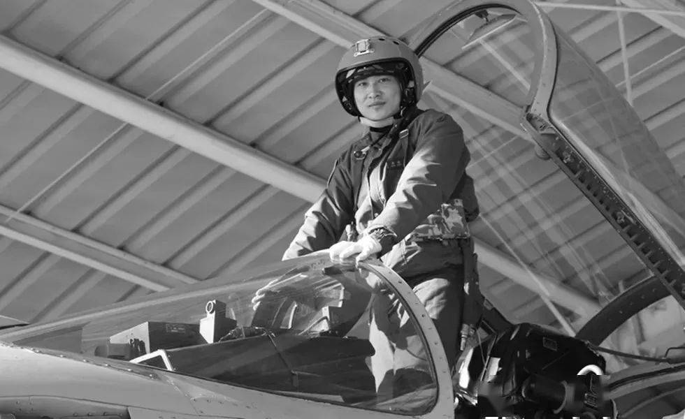 员"金孔雀"余旭用生命诠释勇敢忠诚英雄总有凌云志不畏逆行挺身出1998