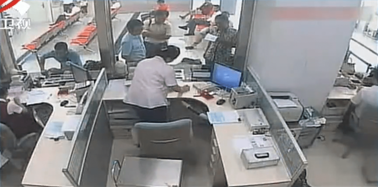 柜台前的三人就是吴军他们银行工作人员说,电脑上显示,这笔钱是通过手