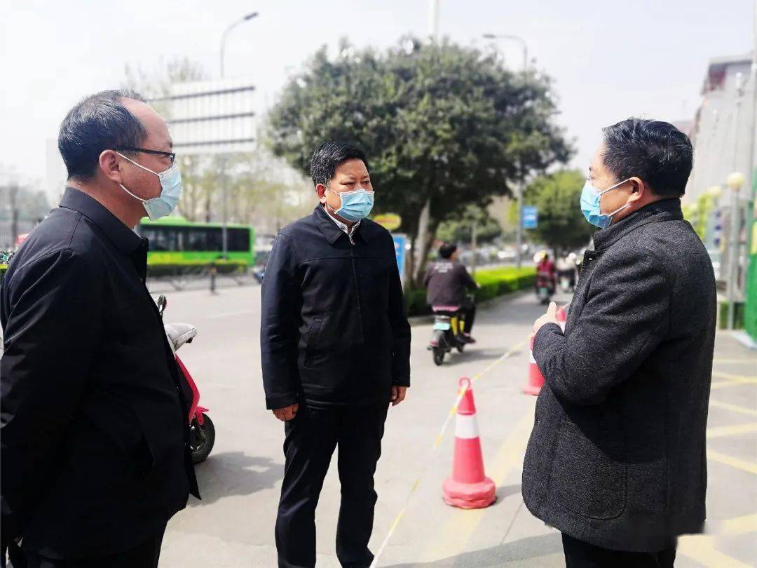 4月4日上午,市委书记袁聚平专程到我市启用的3个健康关爱中心,实地