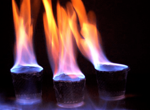 酒精是易燃易挥发的液体,挥发后气态酒精与空气可形成爆炸性混合物,遇