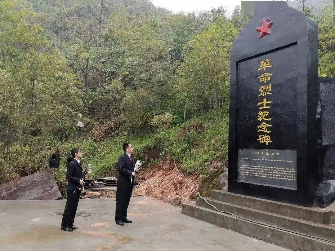 再次来到南河镇龙滩村七烈士墓回访时,该村党支部书记陈桂琴高兴地对