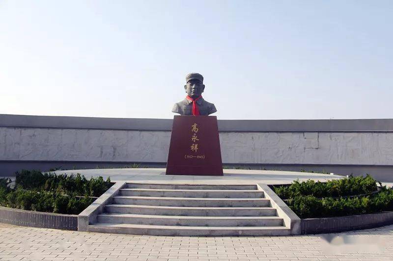 革命烈士纪念碑前,青松傲立,翠柏挺拔,全体党员民警列队整齐,神情肃穆